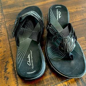clark flip flops patent leather adjustable velcro strap.